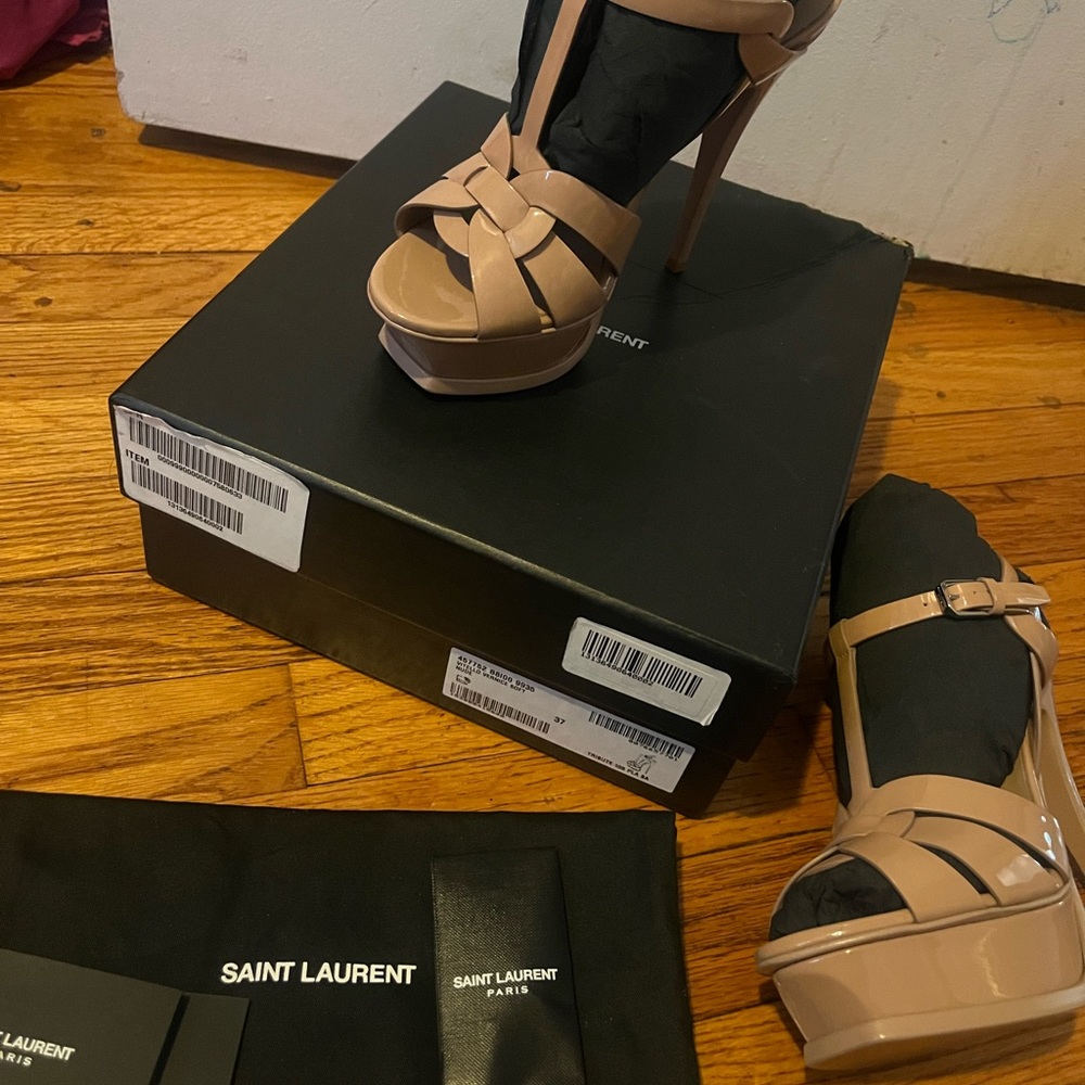 Never worn ! 
Size 37

TRIBUTE PLATFORM SANDALS IN SMOOTH LEATHER